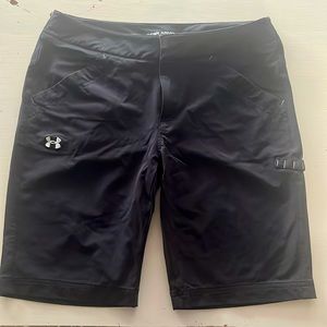 Under Armour bermuda performance shorts, black, size 4